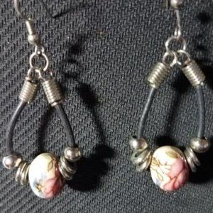 2 pairs of earrings